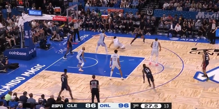 开云体育-止血！米切尔晃倒新秀庞达 随后空位三分稳稳命中