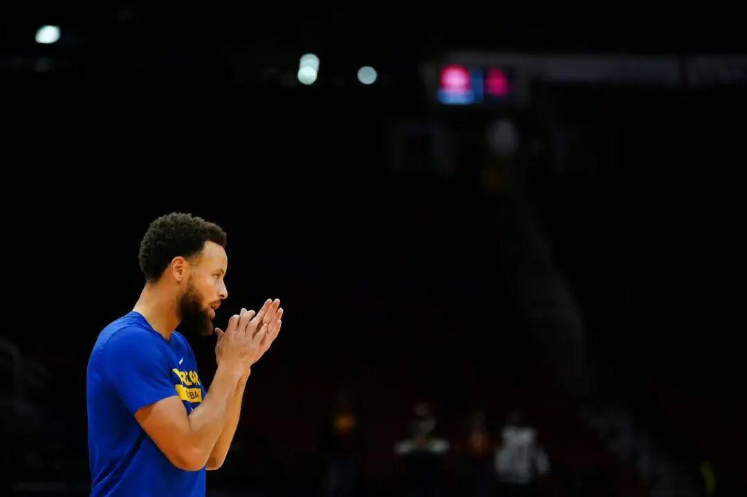 开云在线-考虑赛季报销！库里将专注招募詹姆斯！？