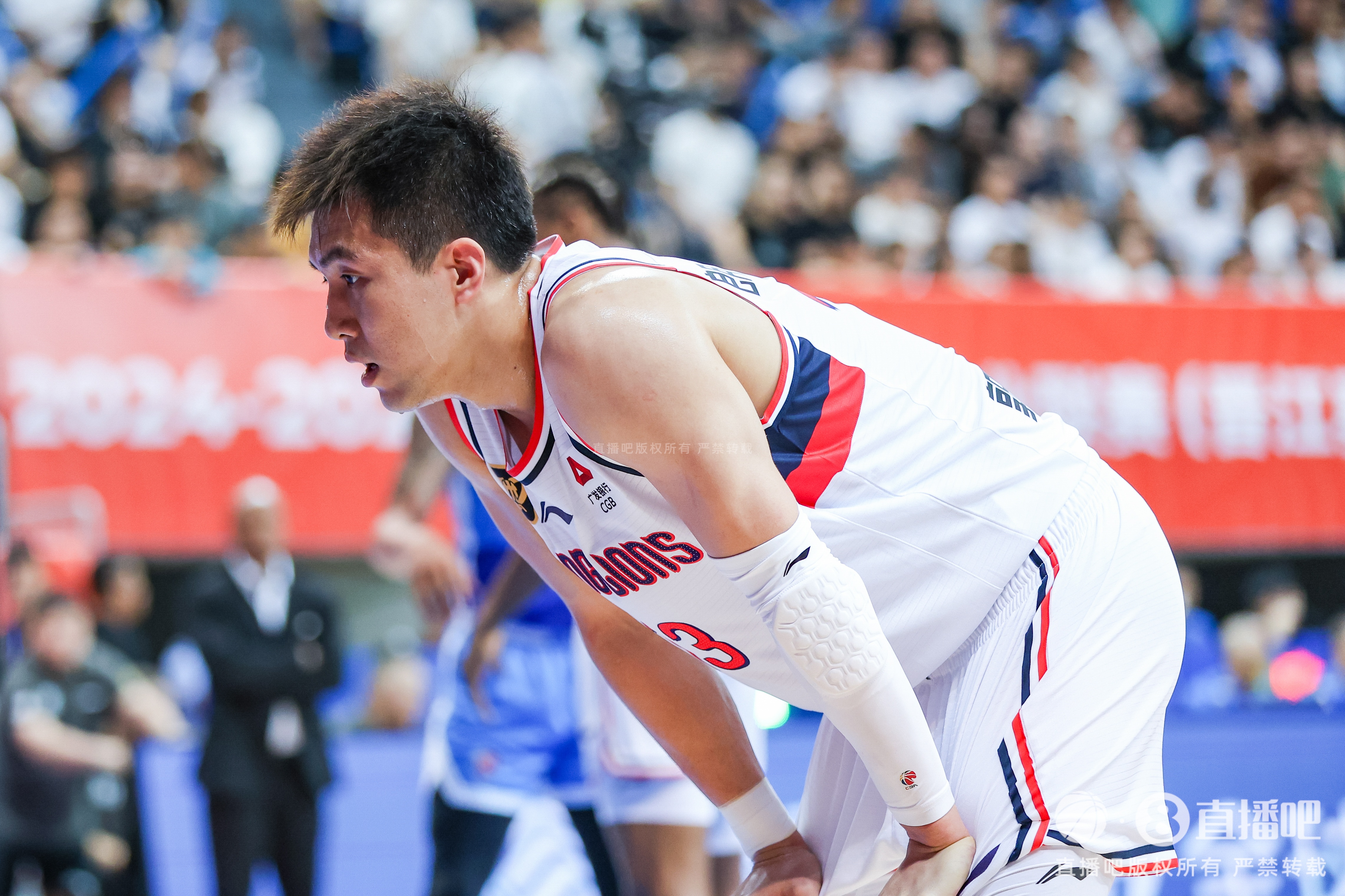 开云APP-黑透了的一年！郭艾伦3月初遭膝盖重伤赛季报销 今又被诈骗近千万